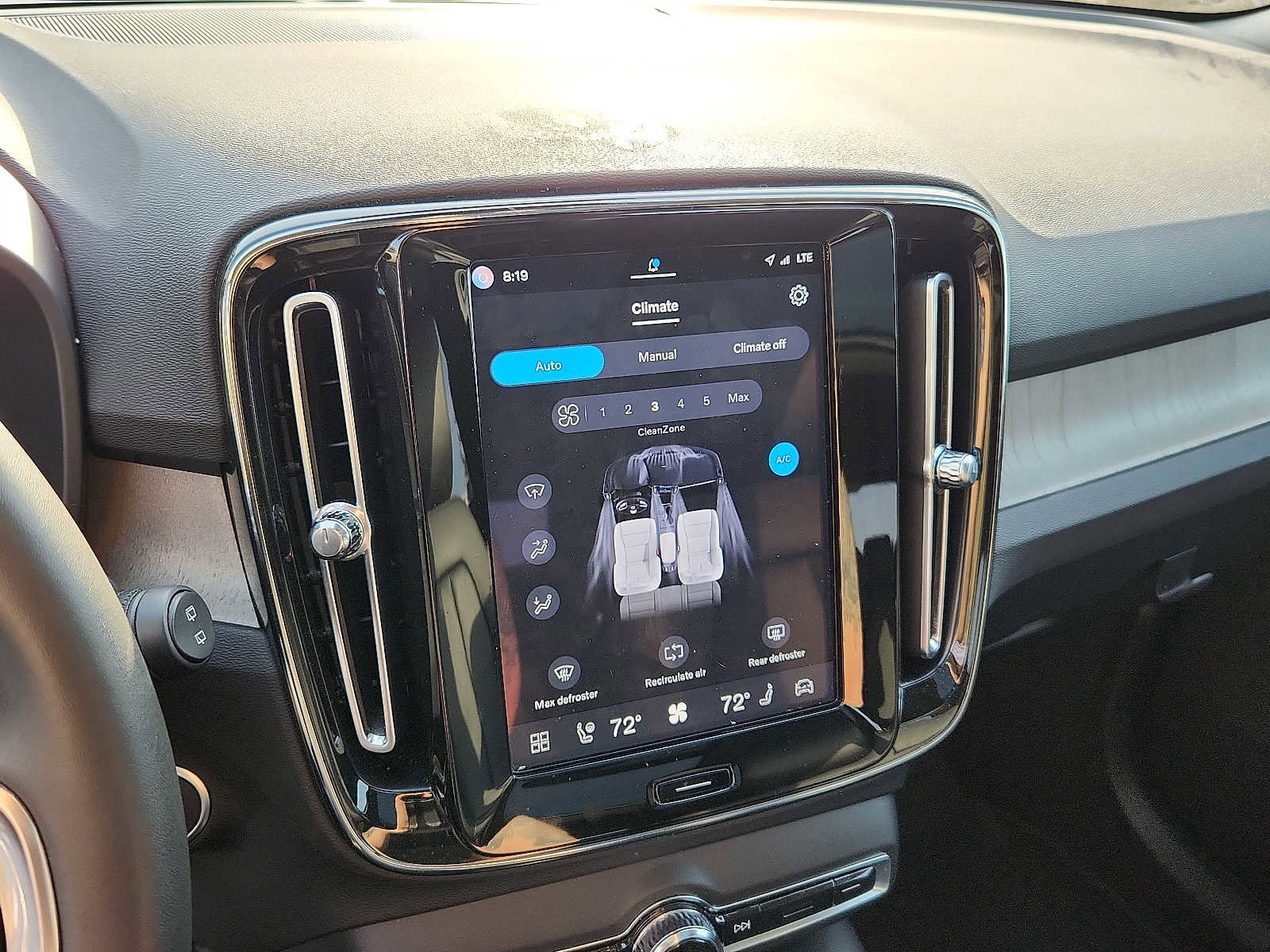 Certified 2023 Volvo XC40 B5 Plus w/ Protection Package Premier image 18