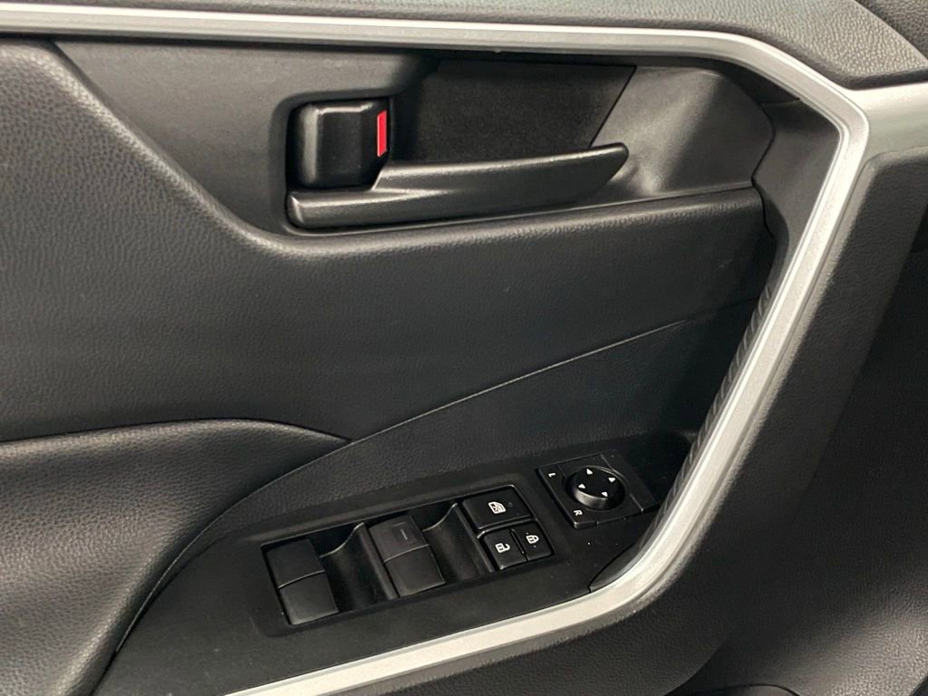 Used 2021 Toyota RAV4 LE image 12