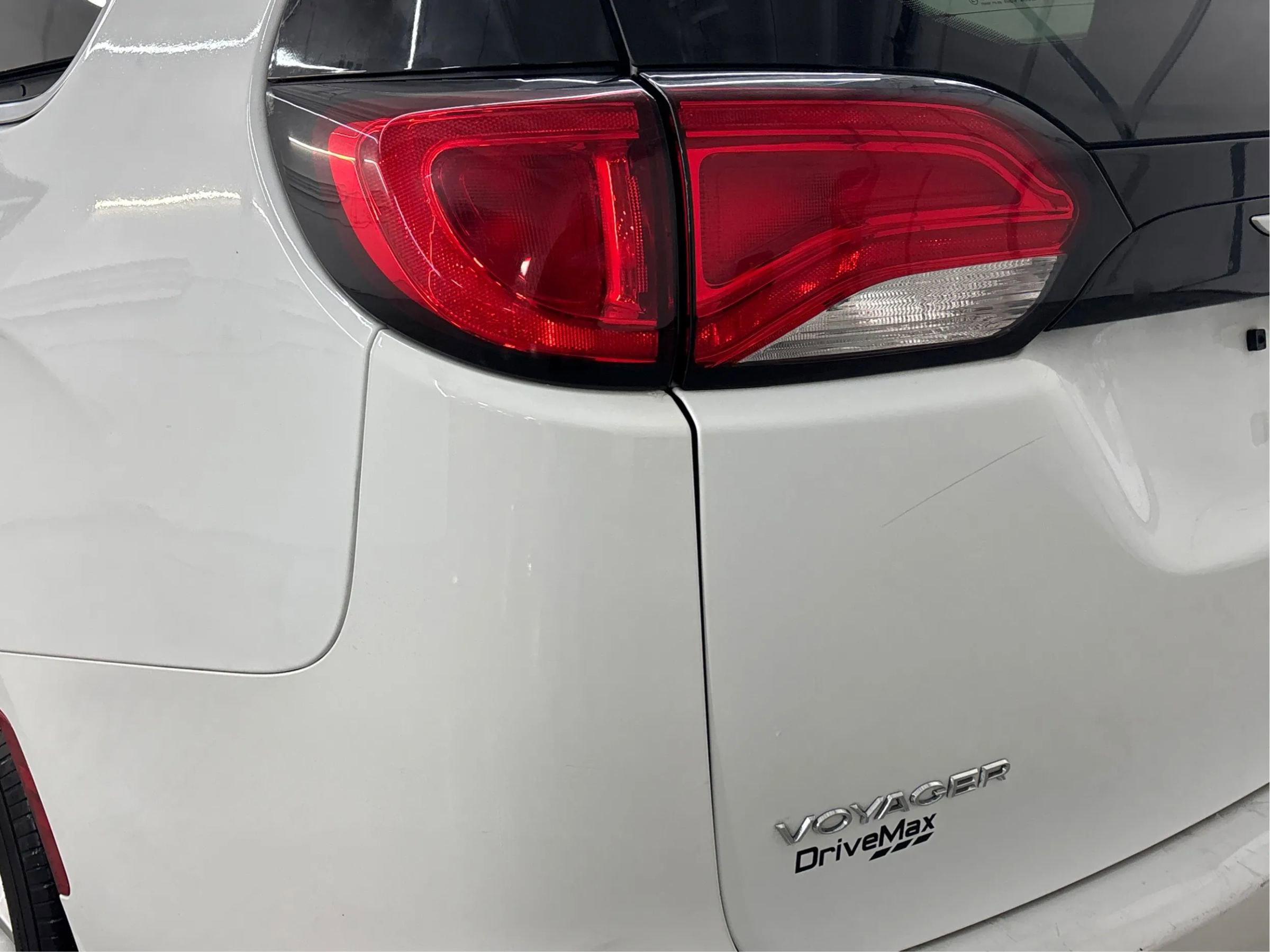 Used 2023 Chrysler Voyager LX image 34