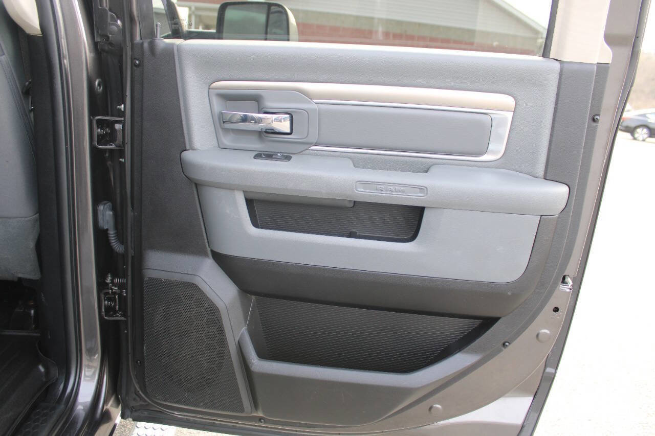 Used 2017 RAM 3500 SLT w/ Luxury Group image 38