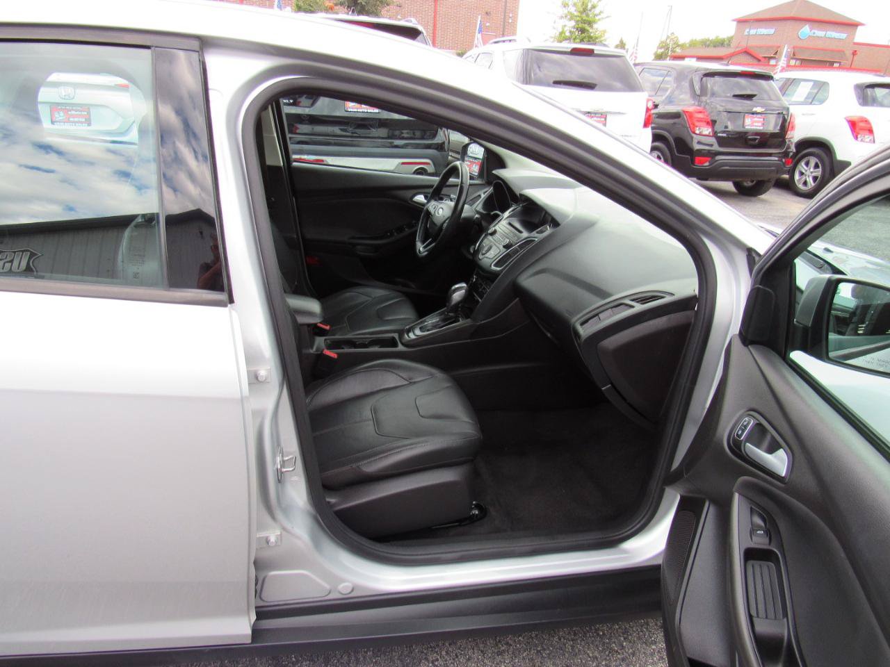 Used 2015 Ford Focus SE w/ Equipment Group 201A FWD image 30
