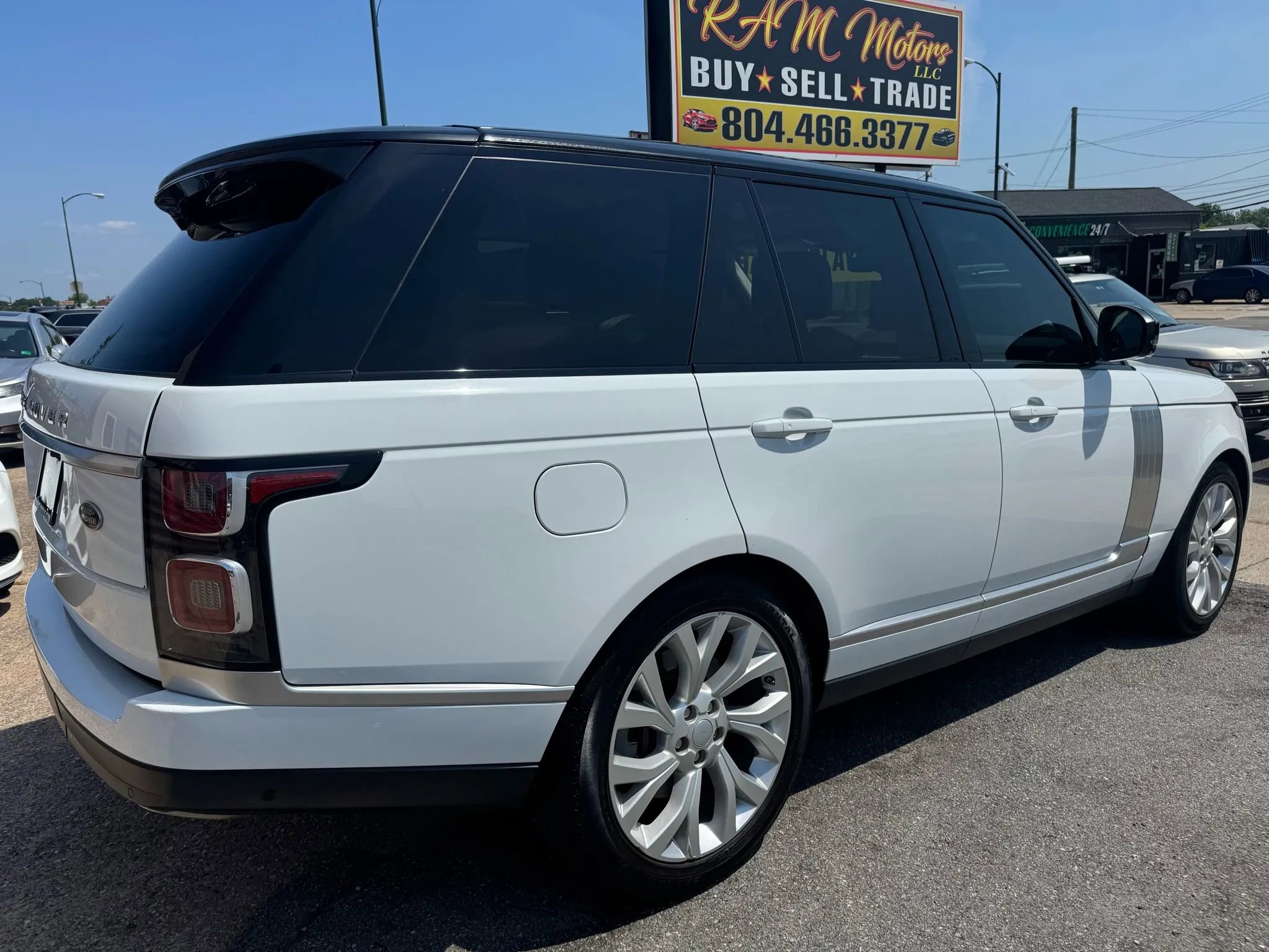 Used 2019 Land Rover Range Rover HSE image 3