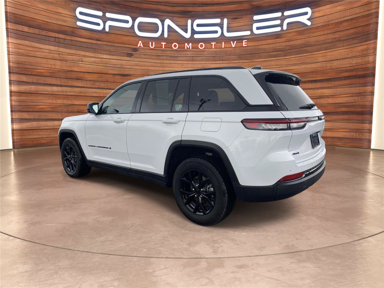 Used 2025 Jeep Grand Cherokee Altitude AWD/4WD image 3