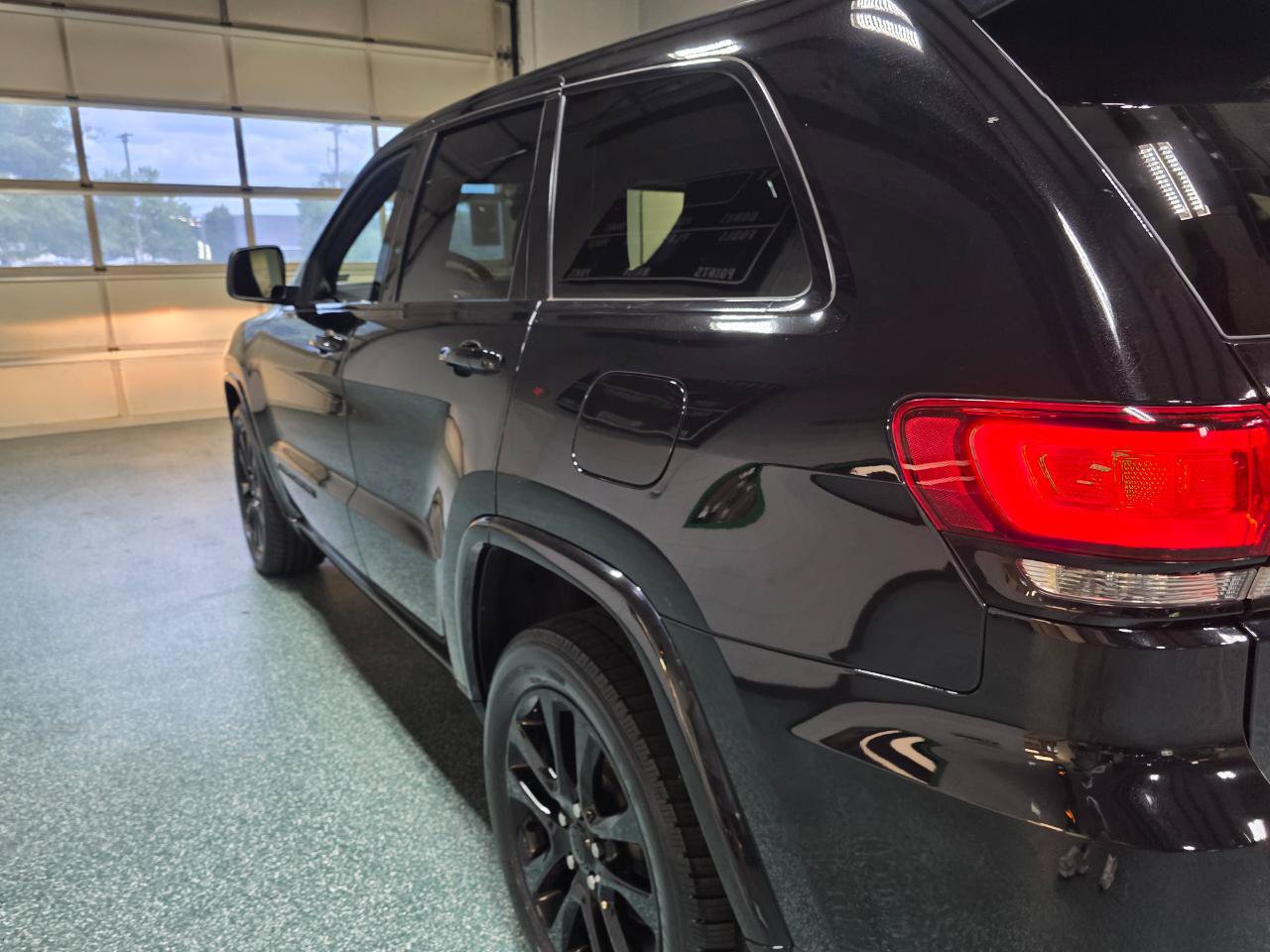 Used 2017 Jeep Grand Cherokee Altitude AWD/4WD image 10