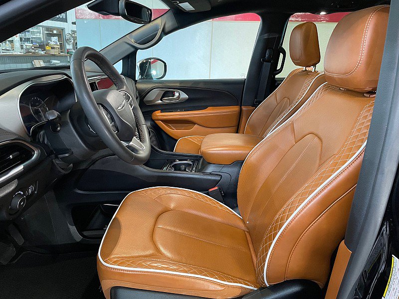 Used 2025 Chrysler Pacifica Pinnacle FWD image 10
