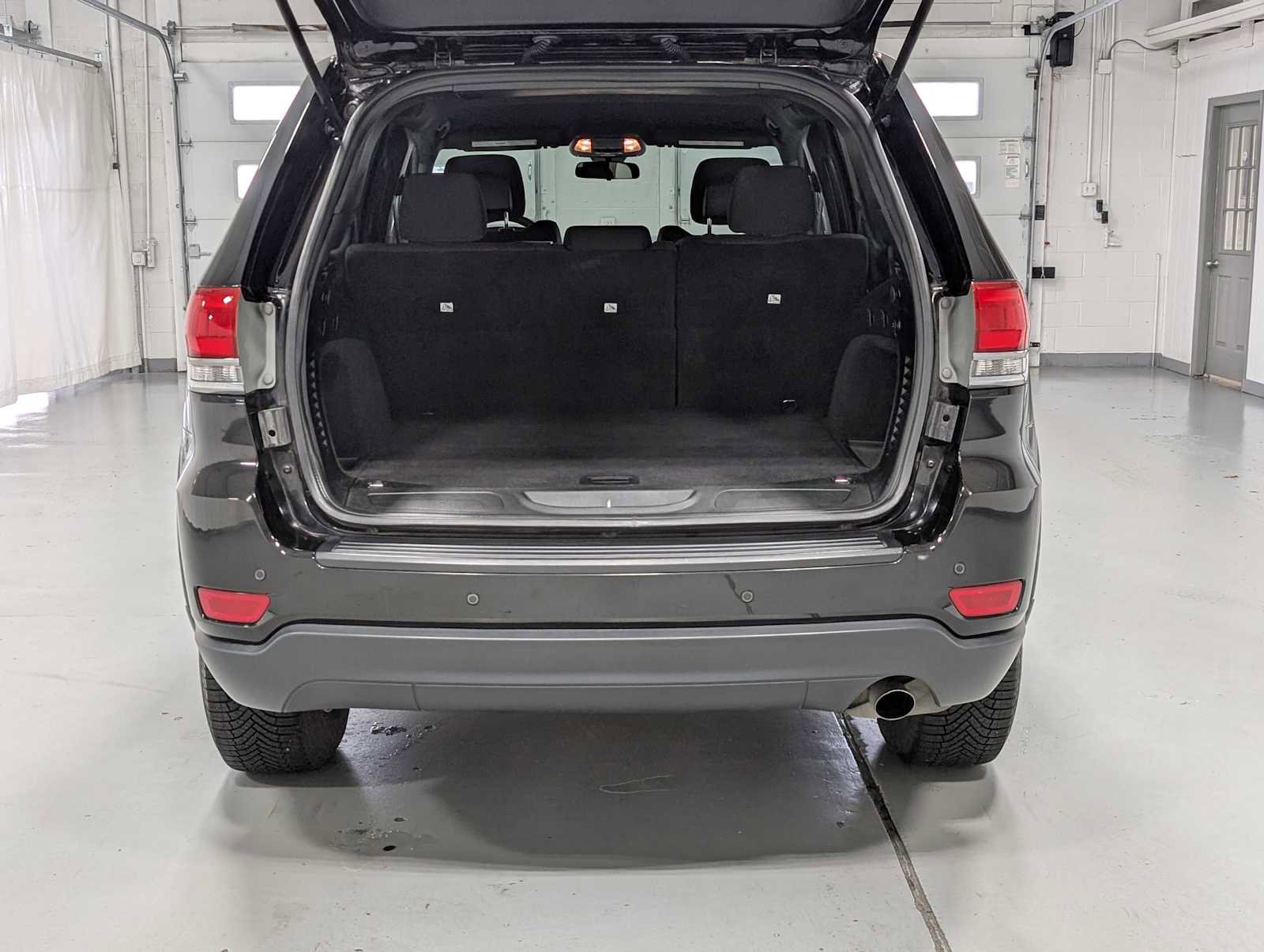 Used 2019 Jeep Grand Cherokee Laredo image 38