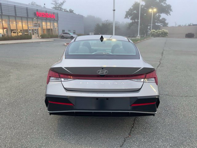 Used 2025 Hyundai Elantra SEL FWD image 5