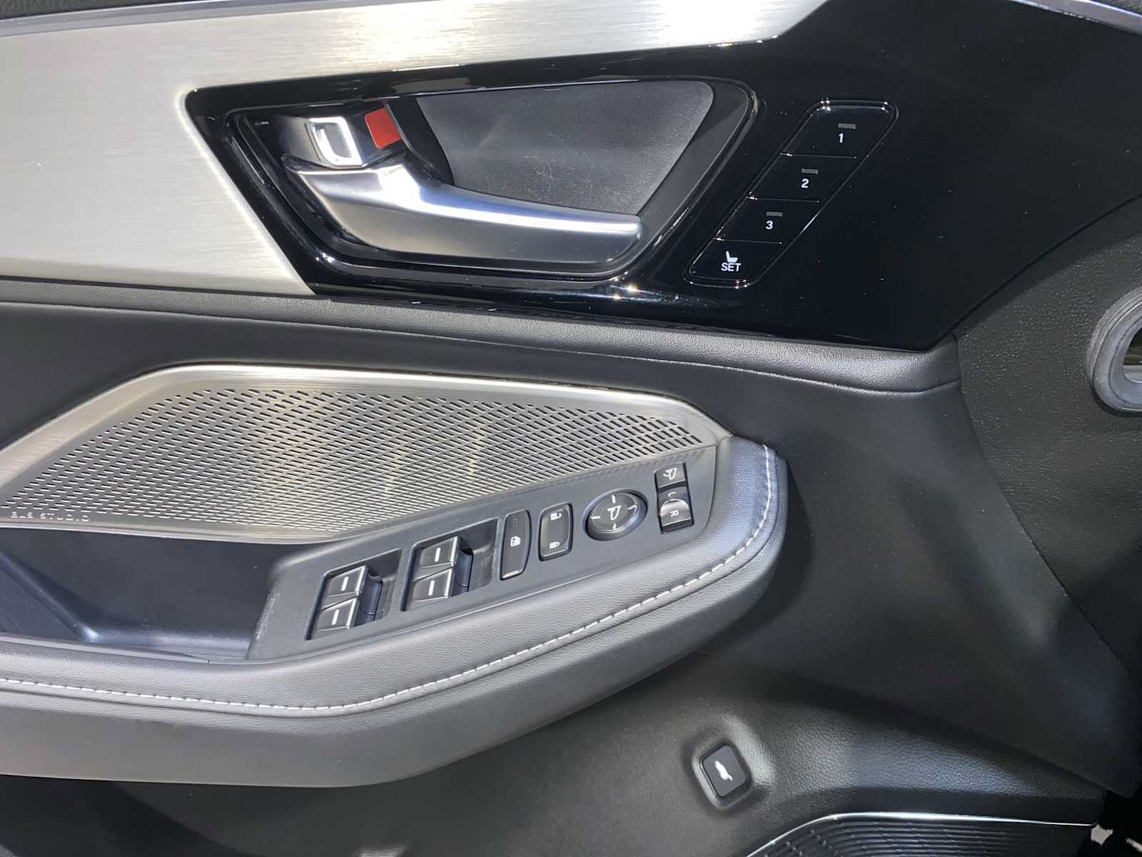 Used 2024 Acura MDX SH-AWD w/ Technology Package image 23
