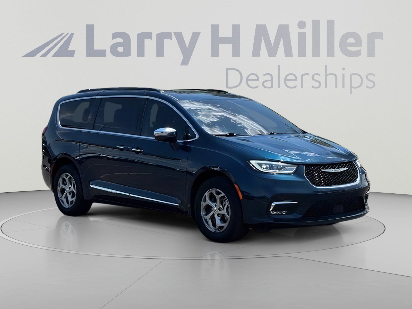 Used 2022 Chrysler Pacifica Limited w/ Uconnect Theater Family Group AWD/4WD image 8