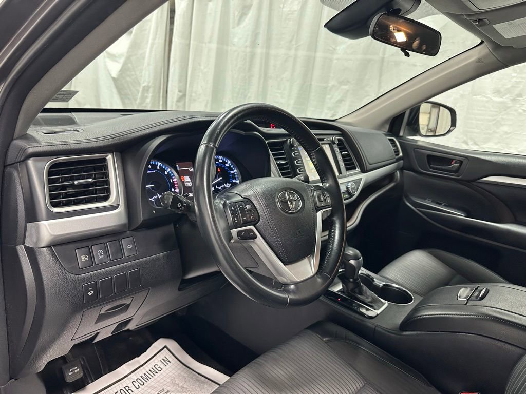Used 2018 Toyota Highlander Plus w/ Carpet Mat Package (TMS) AWD/4WD image 13