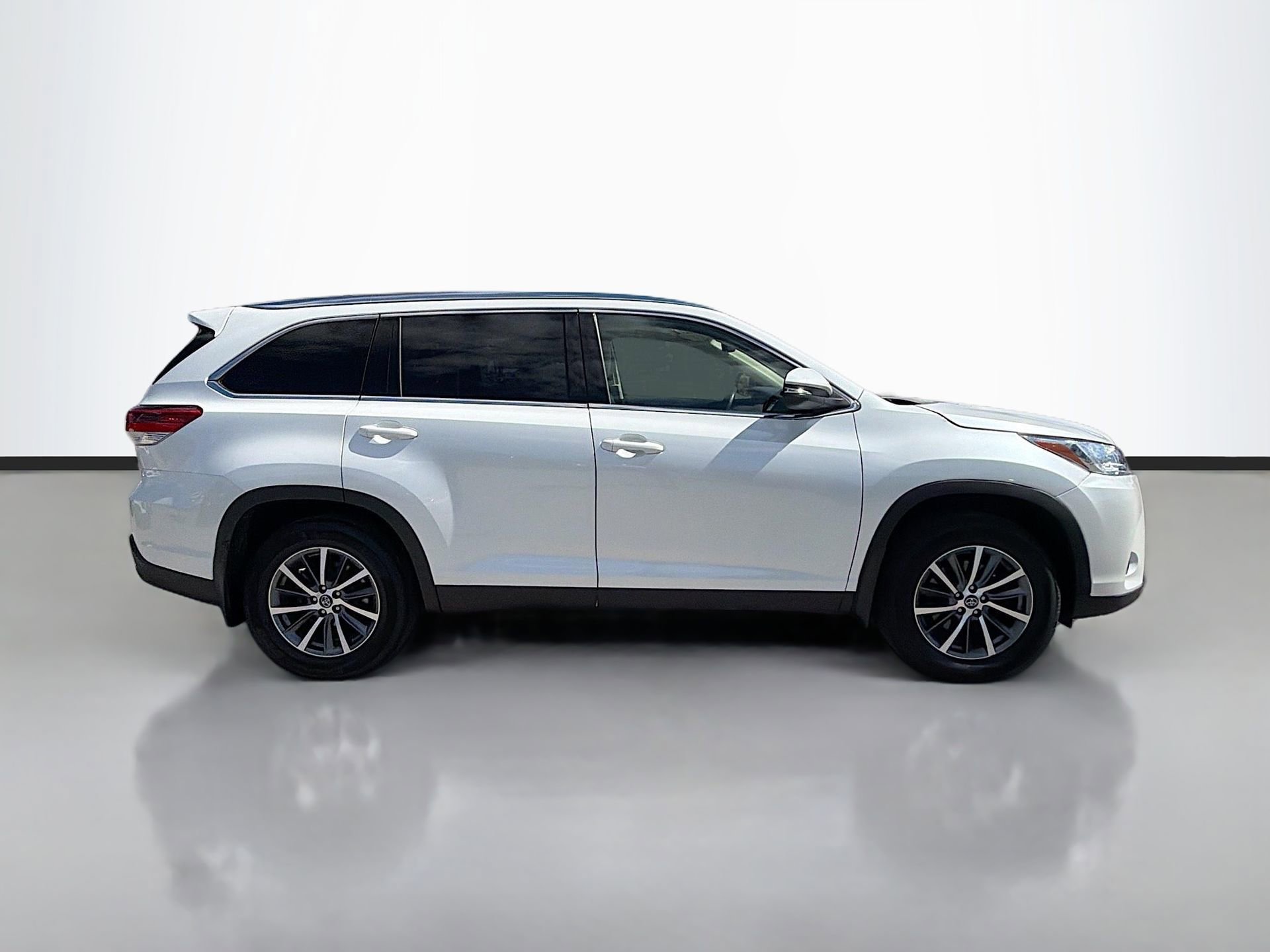 Used 2019 Toyota Highlander XLE image 3