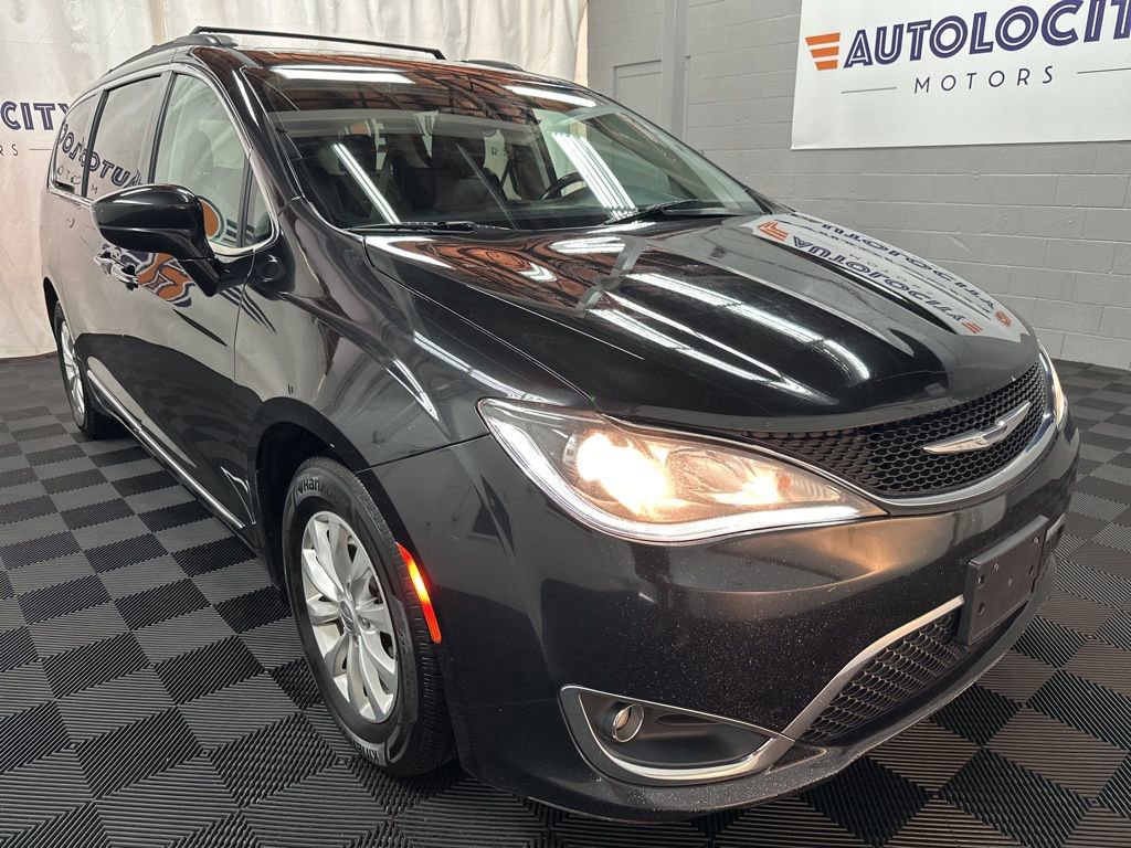 Used 2017 Chrysler Pacifica Touring-L FWD image 3