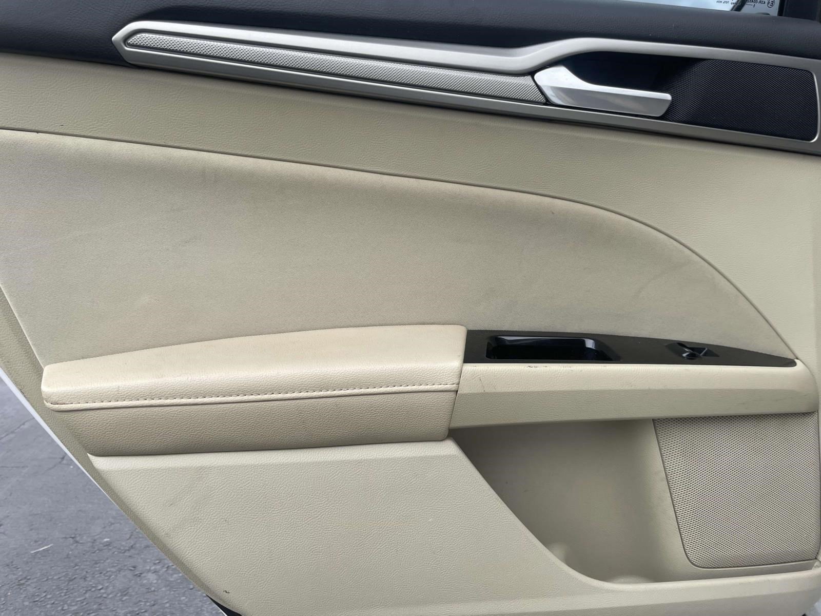 Used 2016 Ford Fusion SE FWD image 13