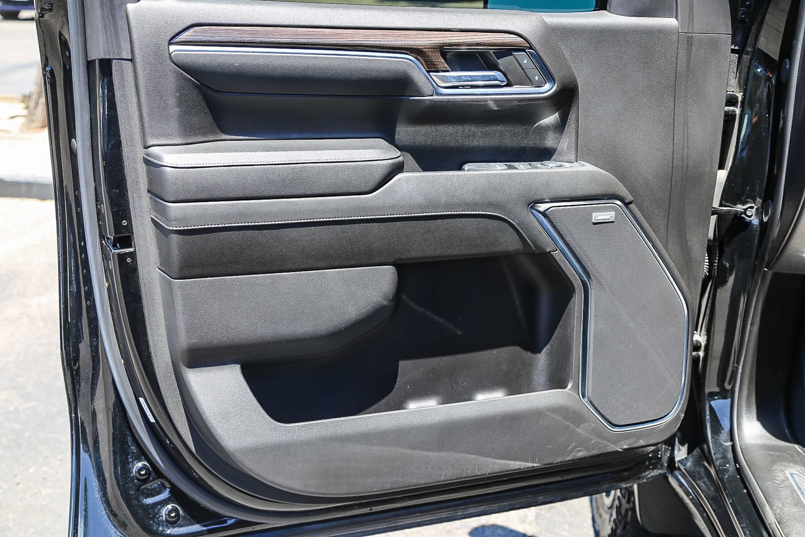 Used 2024 Chevrolet Silverado 1500 LT Trail Boss w/ LT Trail Boss Premium Package AWD/4WD image 19