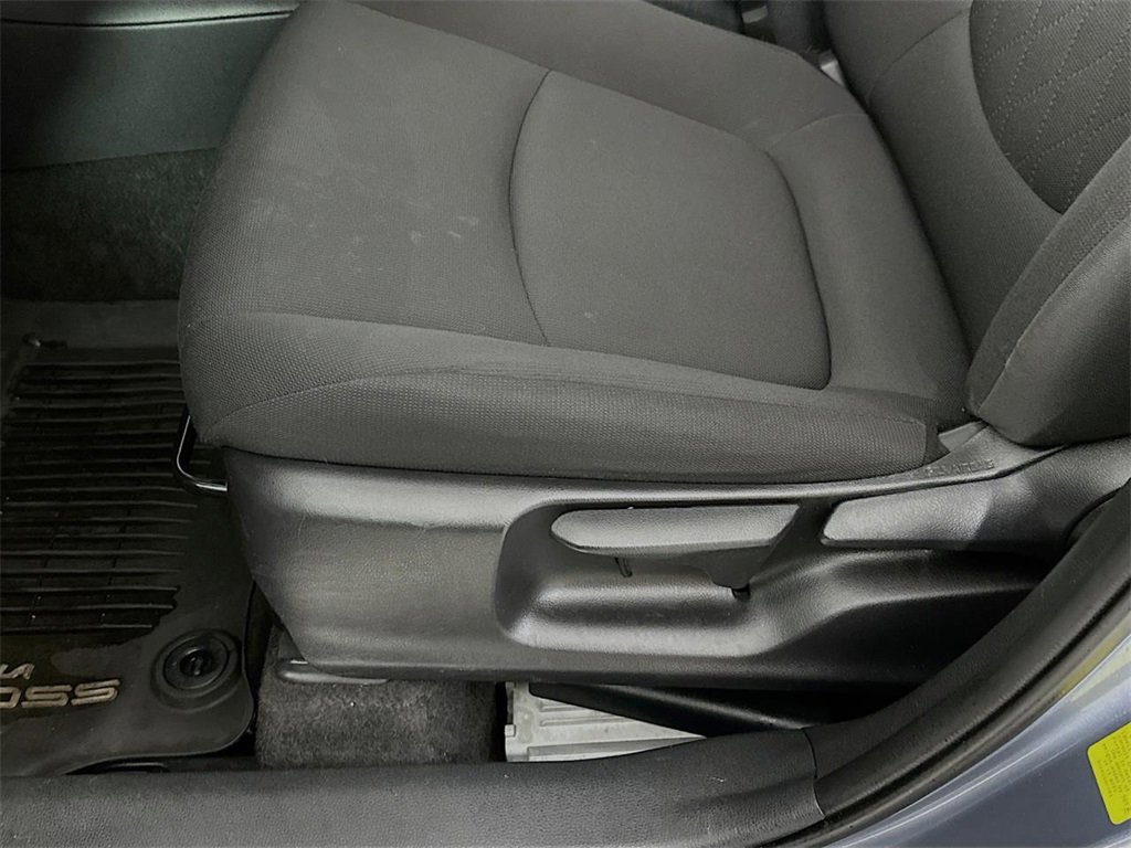 Used 2022 Toyota Corolla Cross LE image 9