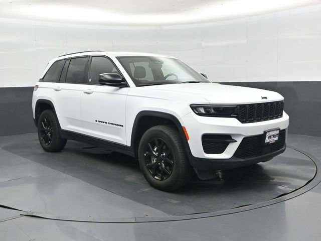 Used 2025 Jeep Grand Cherokee Altitude image 1