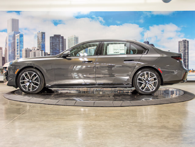 Used 2026 BMW 750e xDrive w/ Autobahn Package AWD/4WD image 6