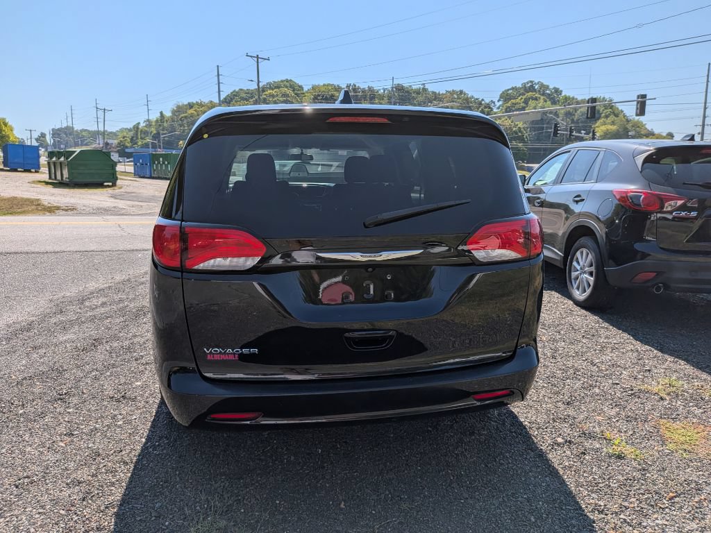 Used 2021 Chrysler Voyager LX FWD image 4