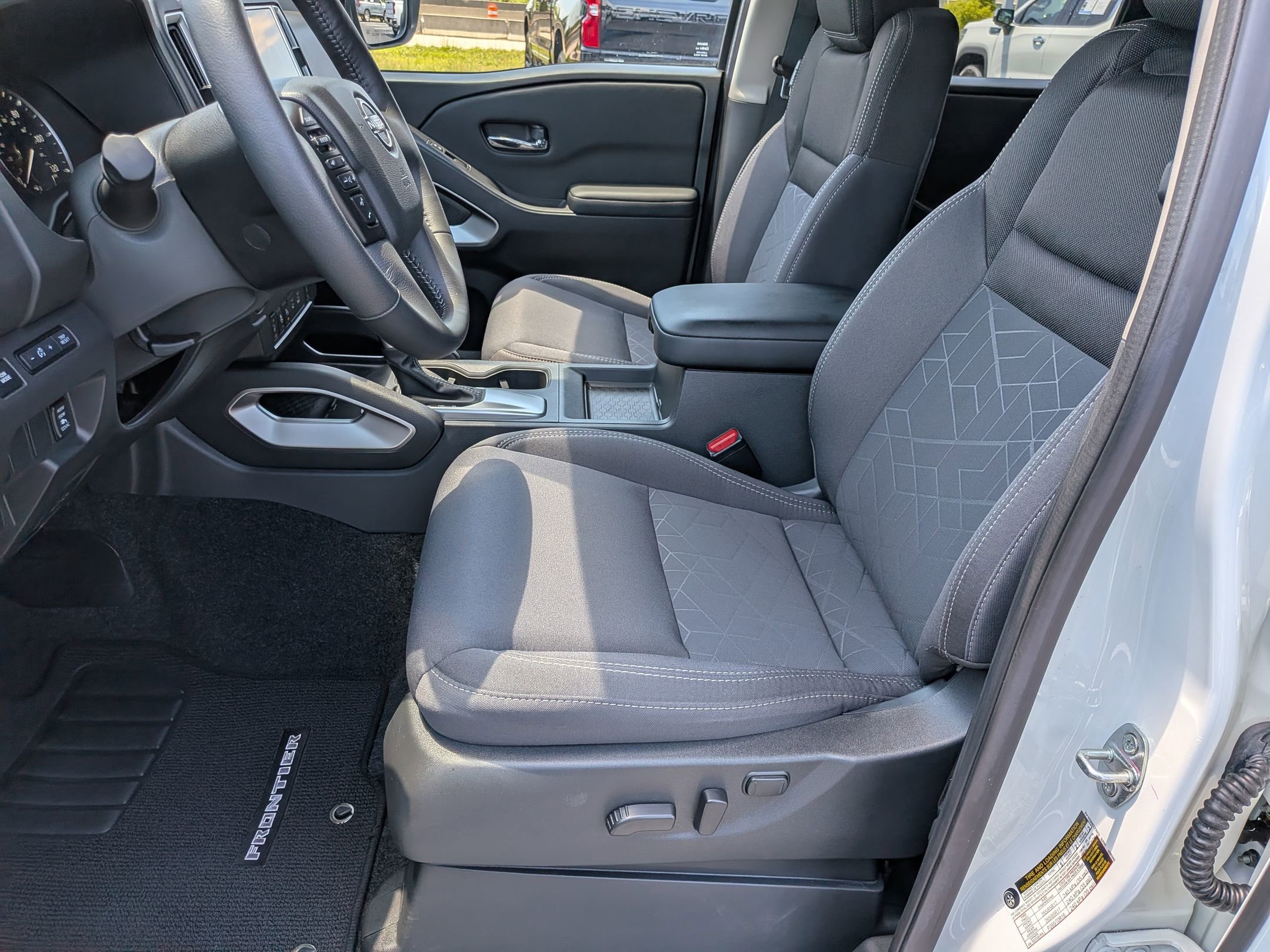 Used 2025 Nissan Frontier SV w/ SV Convenience Package RWD image 14