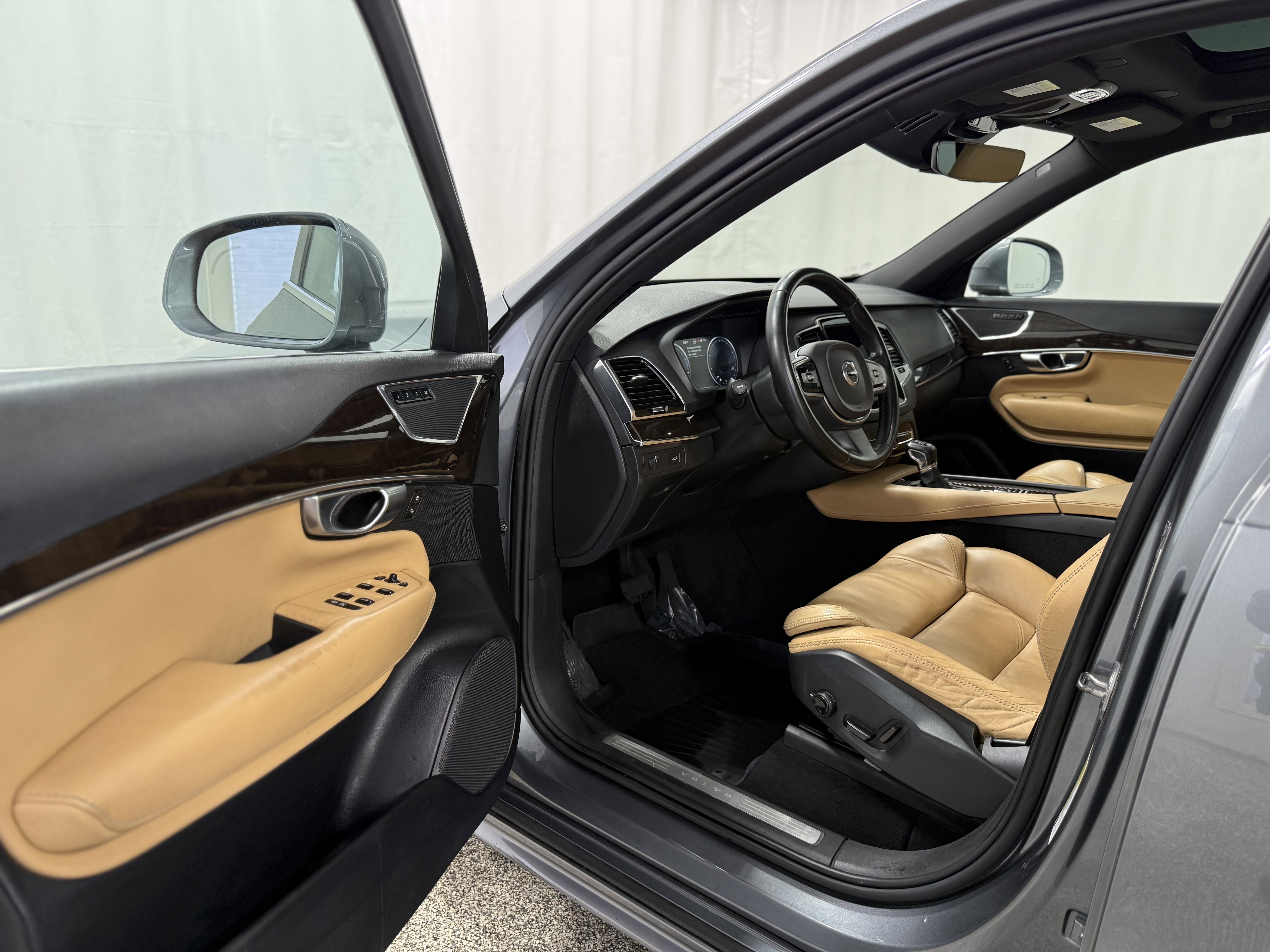 Used 2017 Volvo XC90 T6 Momentum w/ Vision Package image 12