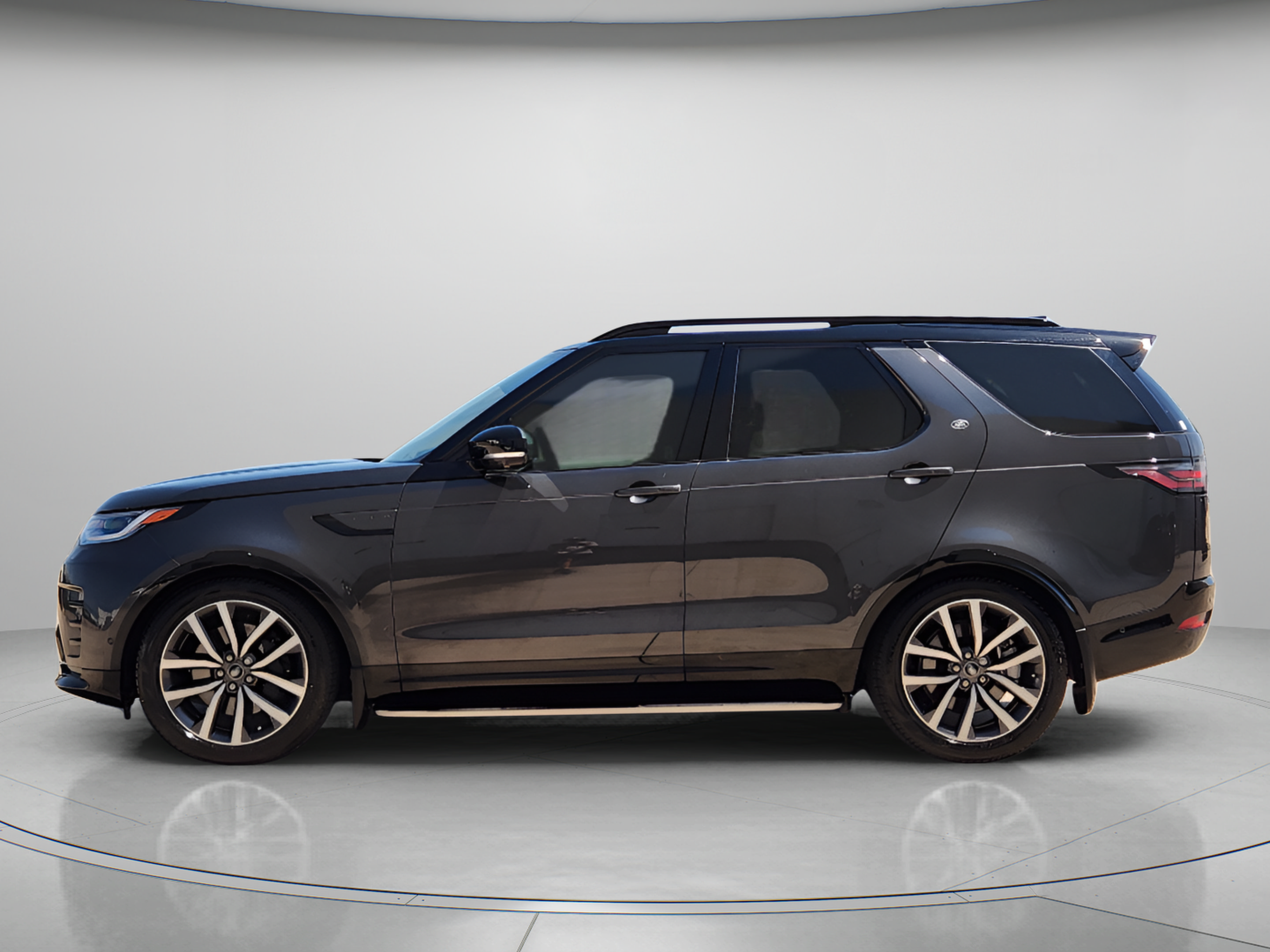 Certified 2024 Land Rover Discovery Dynamic SE AWD/4WD image 2