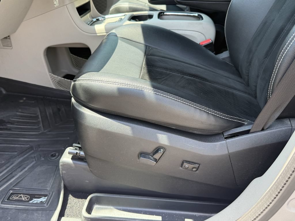 Used 2016 Dodge Grand Caravan SXT FWD image 14
