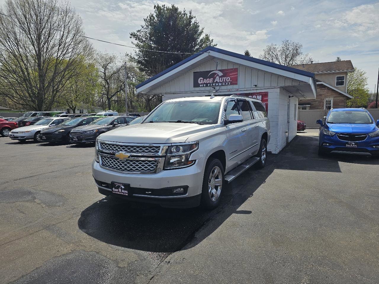Used 2016 Chevrolet Suburban LT w/ LT Signature Package image 4