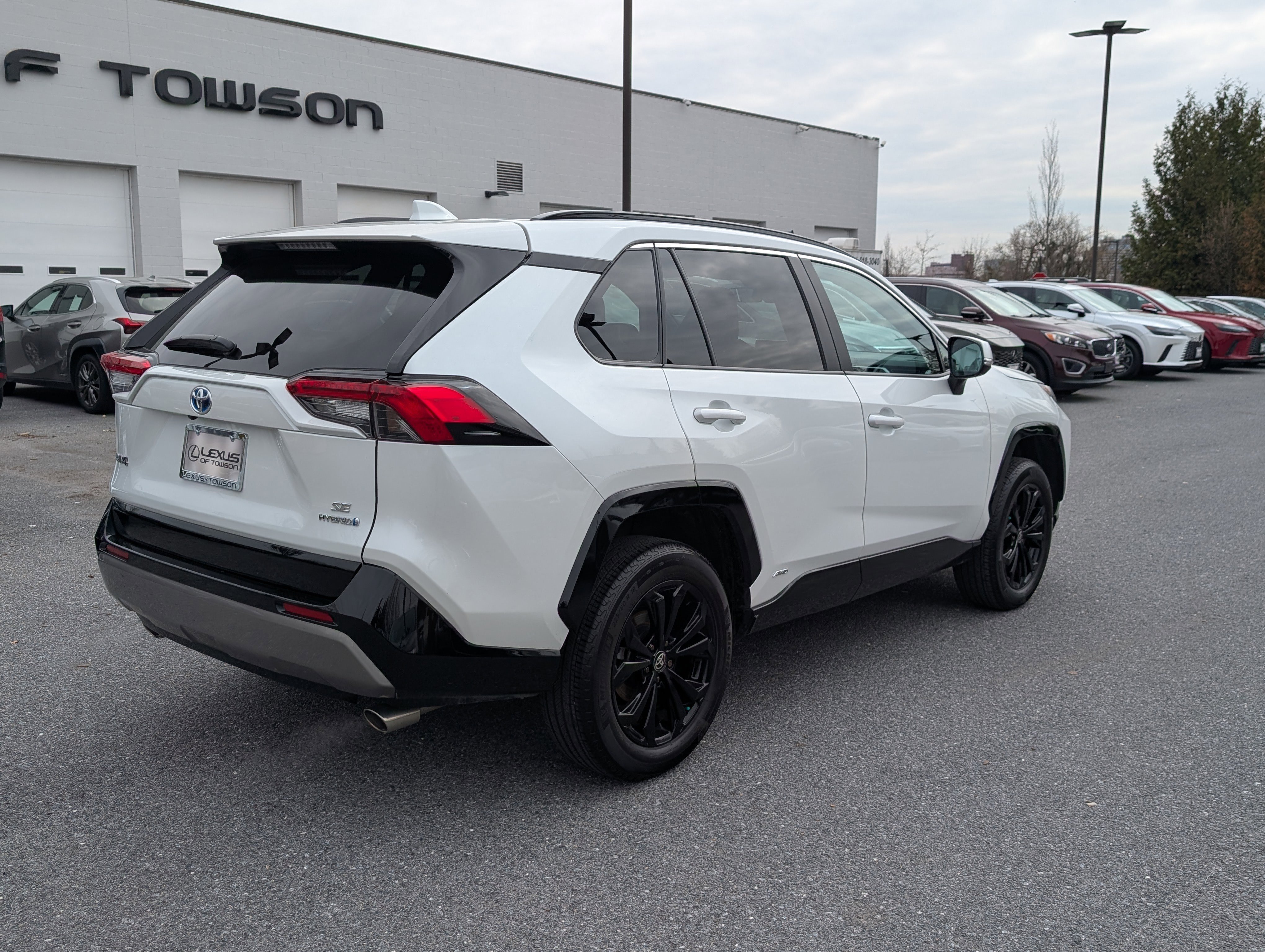 Used 2024 Toyota RAV4 SE w/ Convenience Package image 3