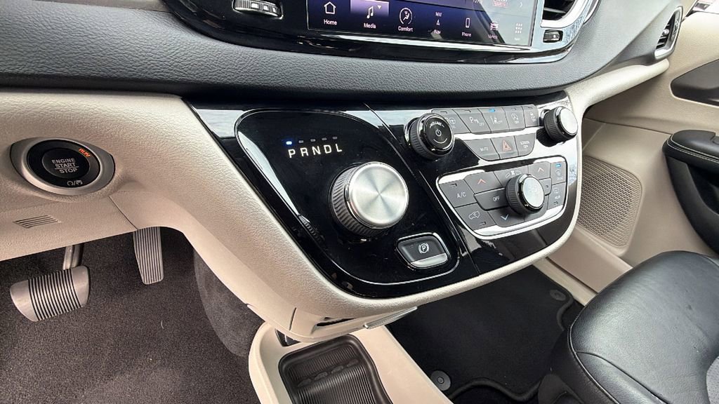 Used 2022 Chrysler Pacifica Touring-L w/ Uconnect Theater Family Group image 22