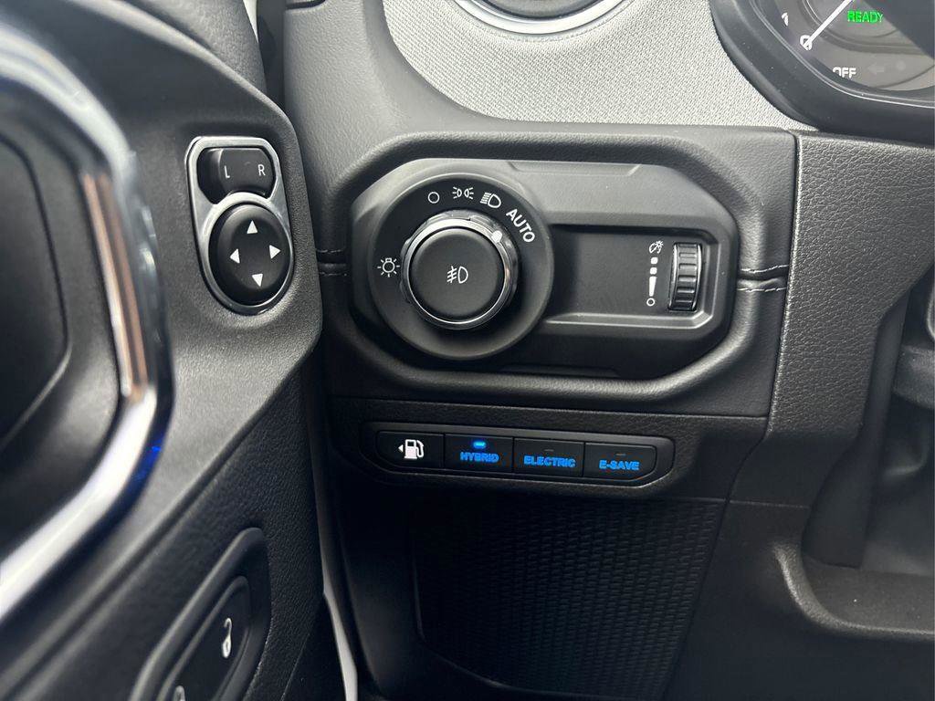 Used 2025 Jeep Wrangler Unlimited Sahara AWD/4WD image 15