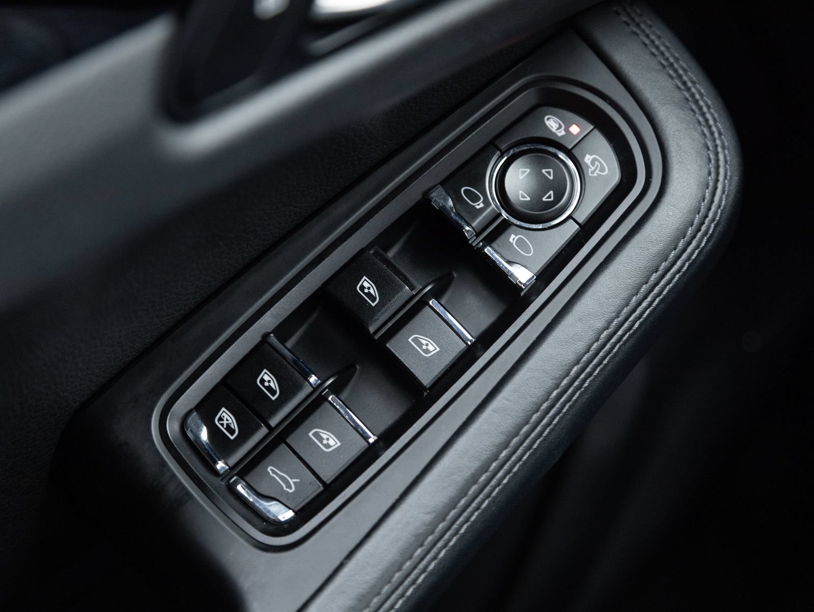 Certified 2021 Porsche Macan S AWD/4WD image 19