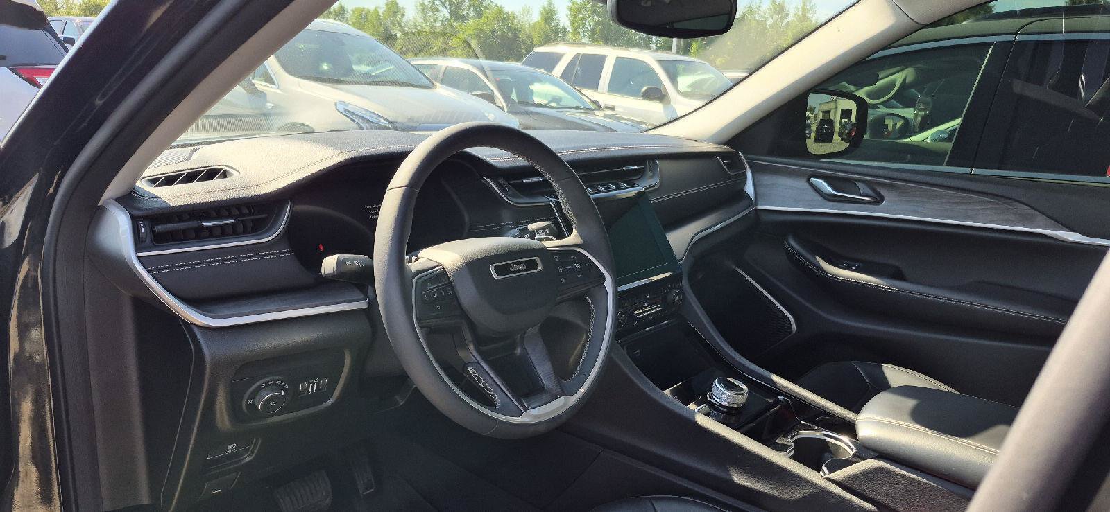 Used 2022 Jeep Grand Cherokee L Limited AWD/4WD image 8