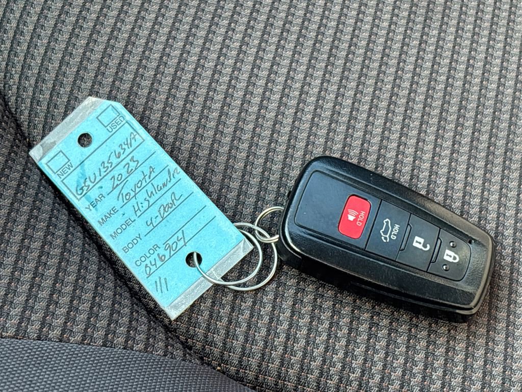 Used 2023 Toyota Highlander LE image 38