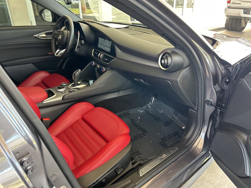 Used 2024 Alfa Romeo Giulia Veloce AWD/4WD image 30