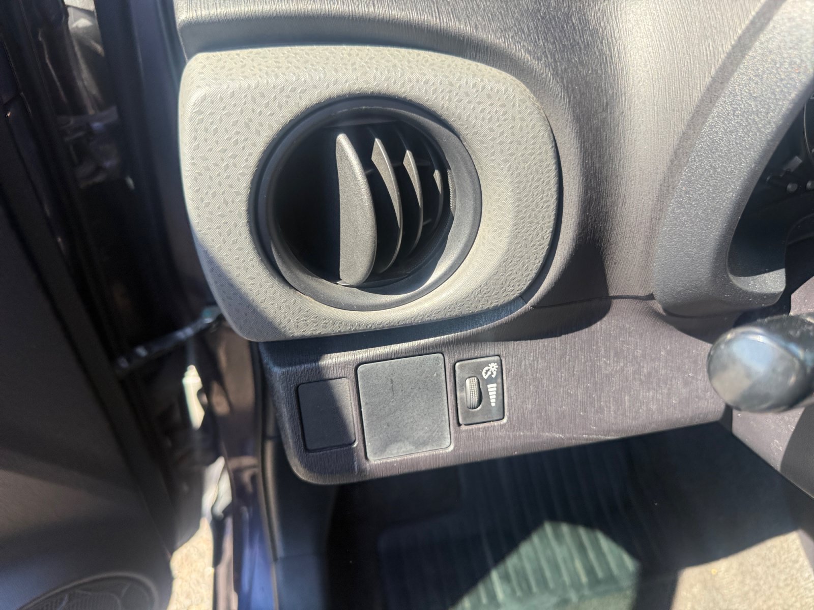 Used 2014 Toyota Yaris L FWD image 20