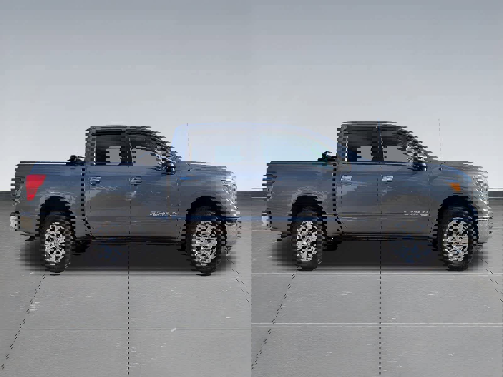 Used 2018 Nissan Titan SV image 7