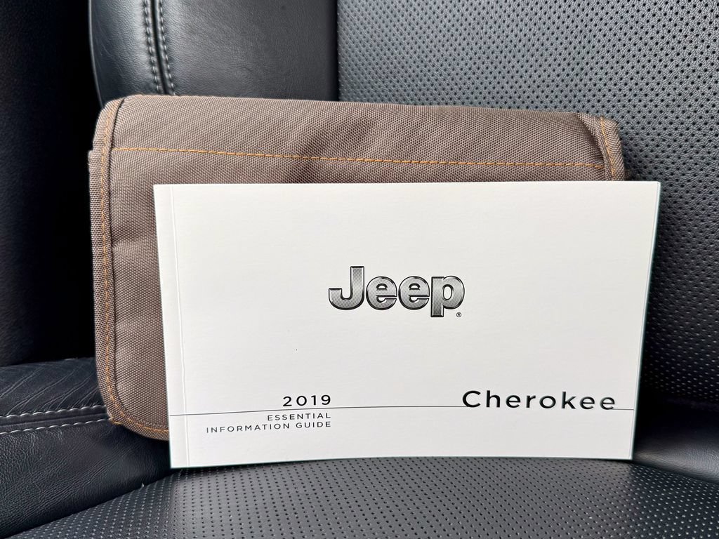 Used 2019 Jeep Cherokee Limited AWD/4WD image 40