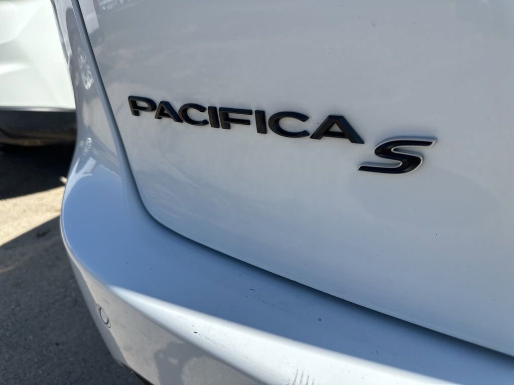 Used 2024 Chrysler Pacifica Select image 11