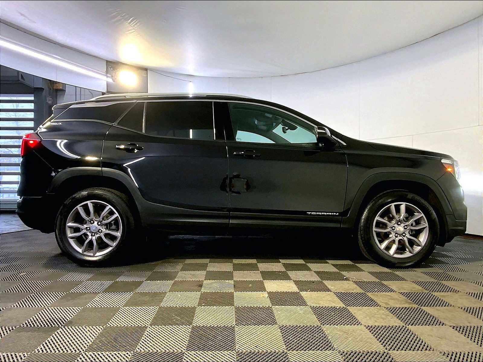 Used 2023 GMC Terrain SLT image 8