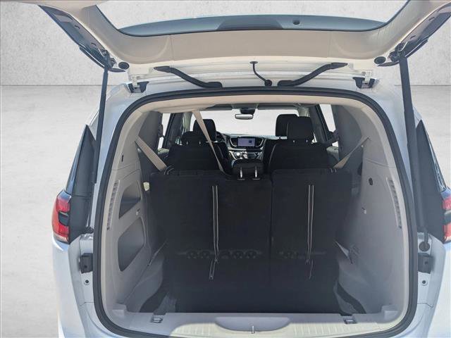 Used 2024 Chrysler Pacifica Touring-L FWD image 7