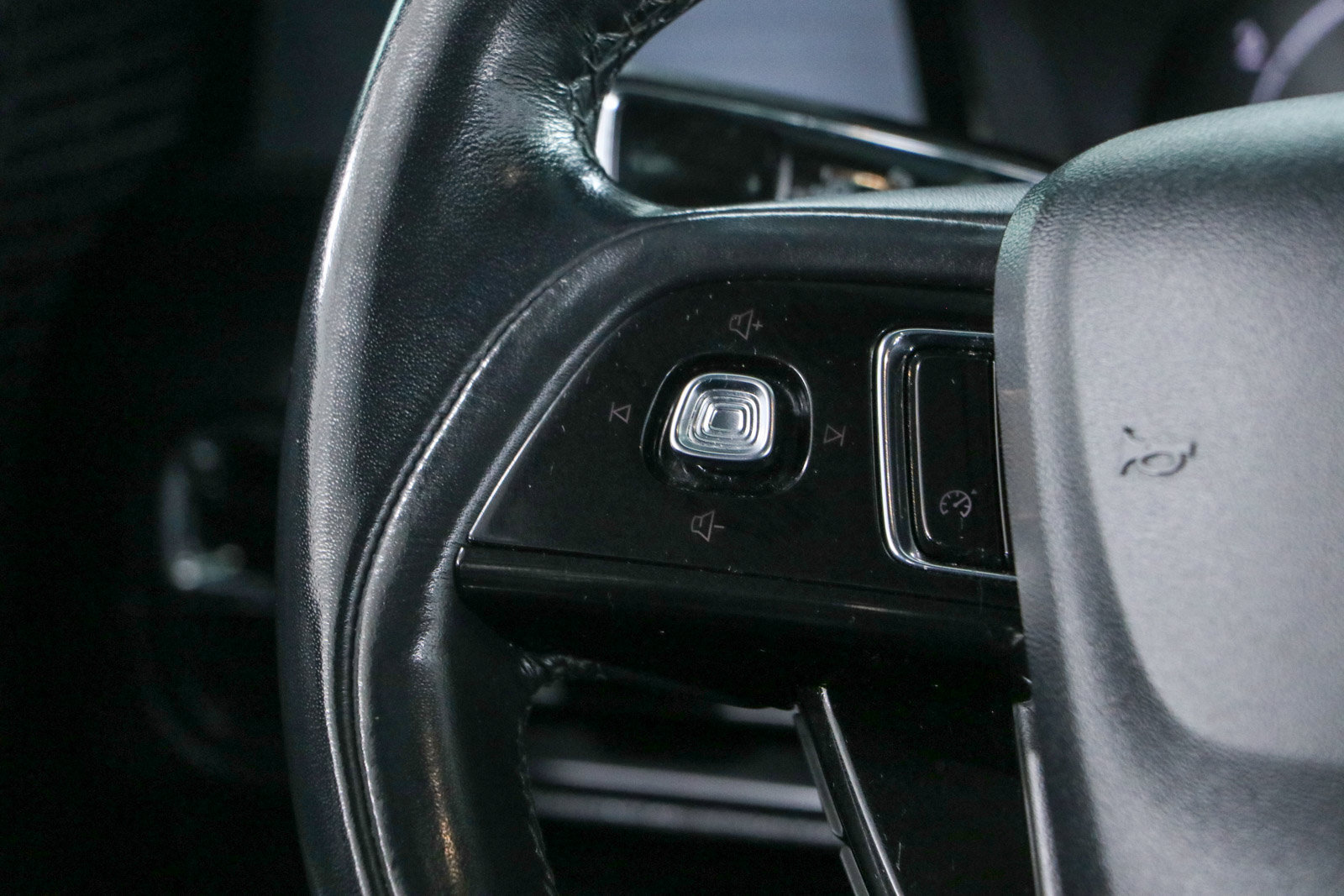 Used 2021 Lincoln Corsair AWD w/ Premium Package image 13