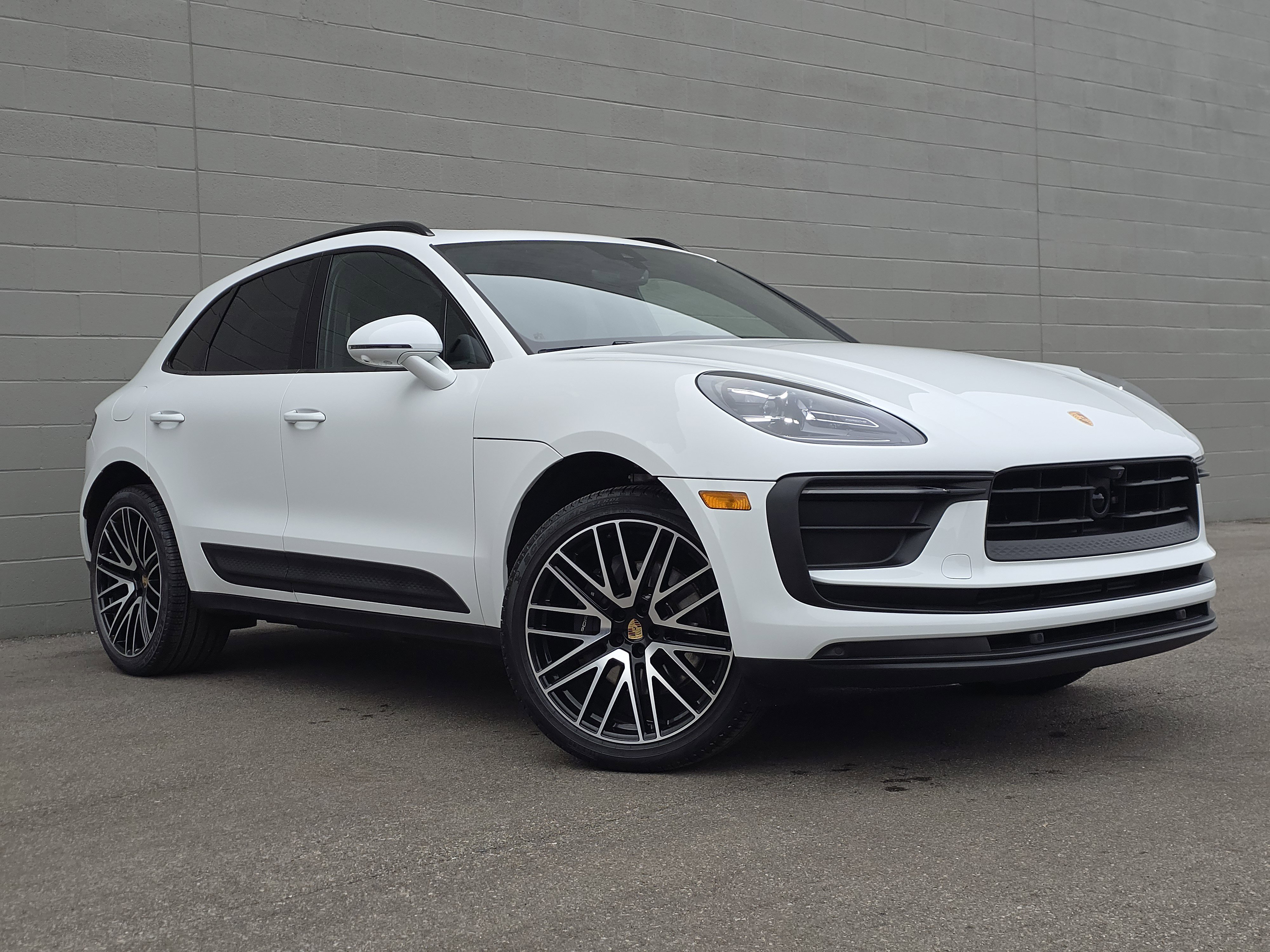 Certified 2025 Porsche Macan AWD/4WD image 7