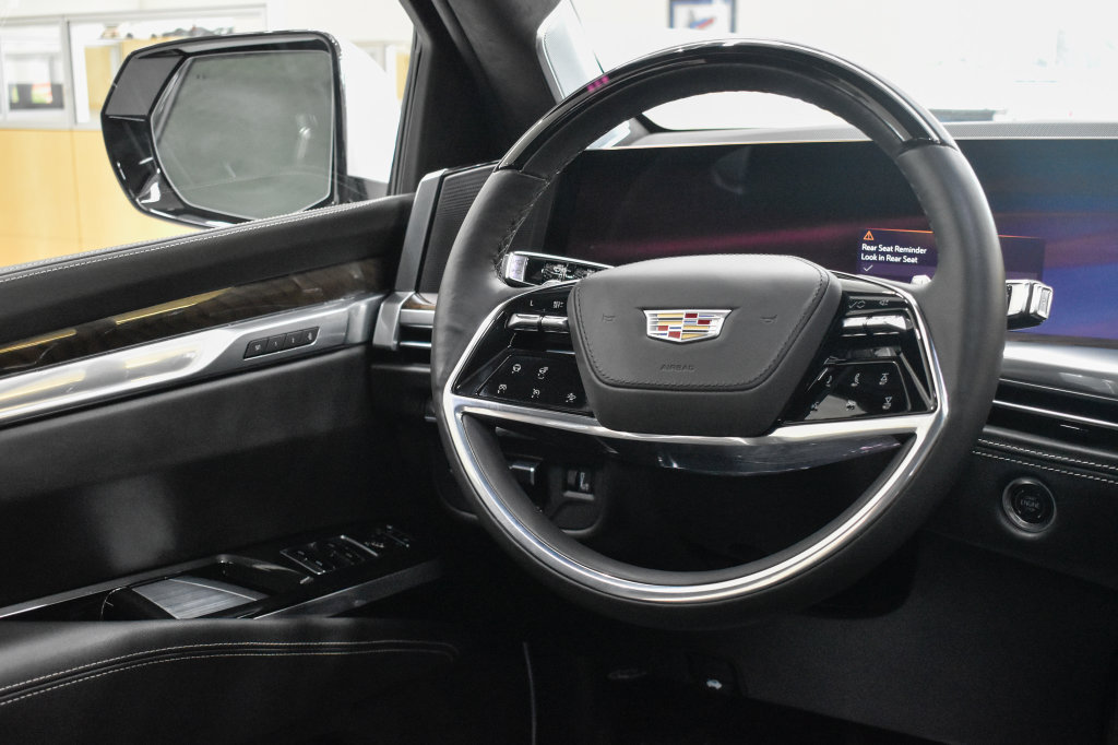 Used 2025 Cadillac Escalade ESV Sport Platinum w/ LPO, Floor Liner Package AWD/4WD image 24