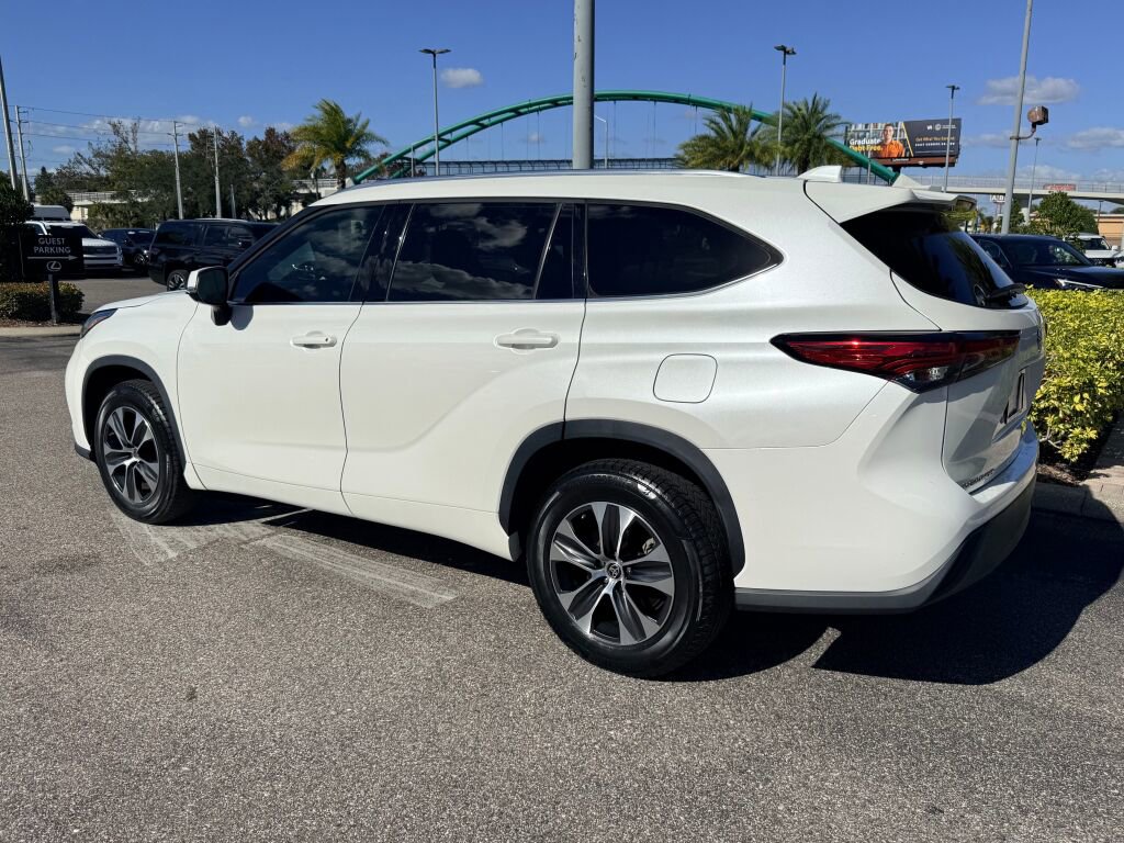 Used 2021 Toyota Highlander XLE image 2