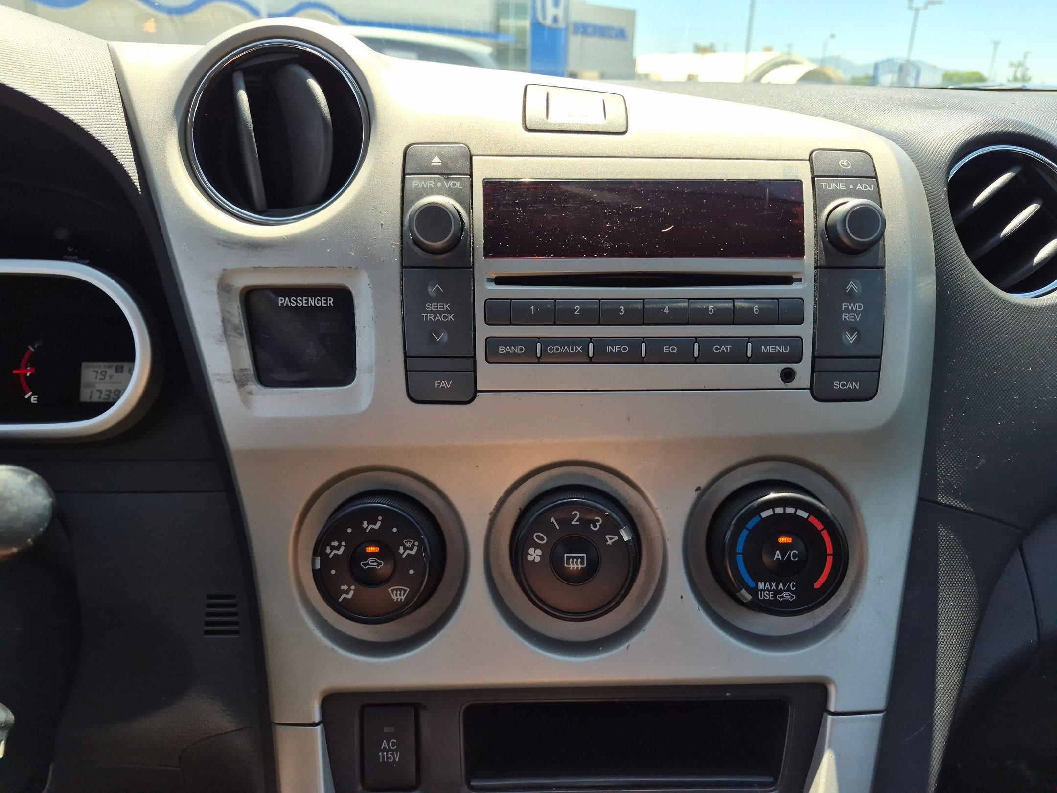 Used 2009 Pontiac Vibe w/ Preferred Package FWD image 22
