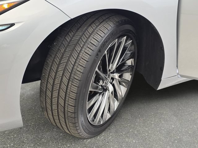 Used 2024 Lexus ES 300h w/ Technology Package FWD image 32