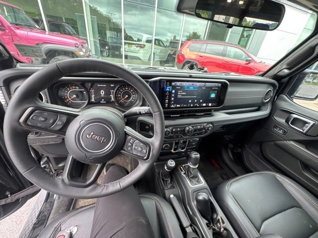 Used 2025 Jeep Gladiator Sport AWD/4WD image 2