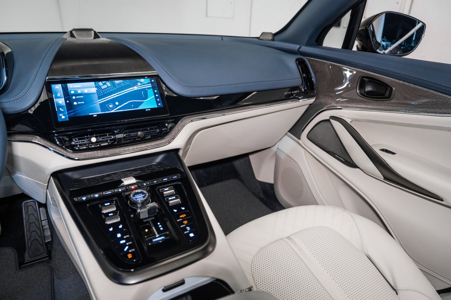 Used 2025 Aston Martin DBX 707 image 24