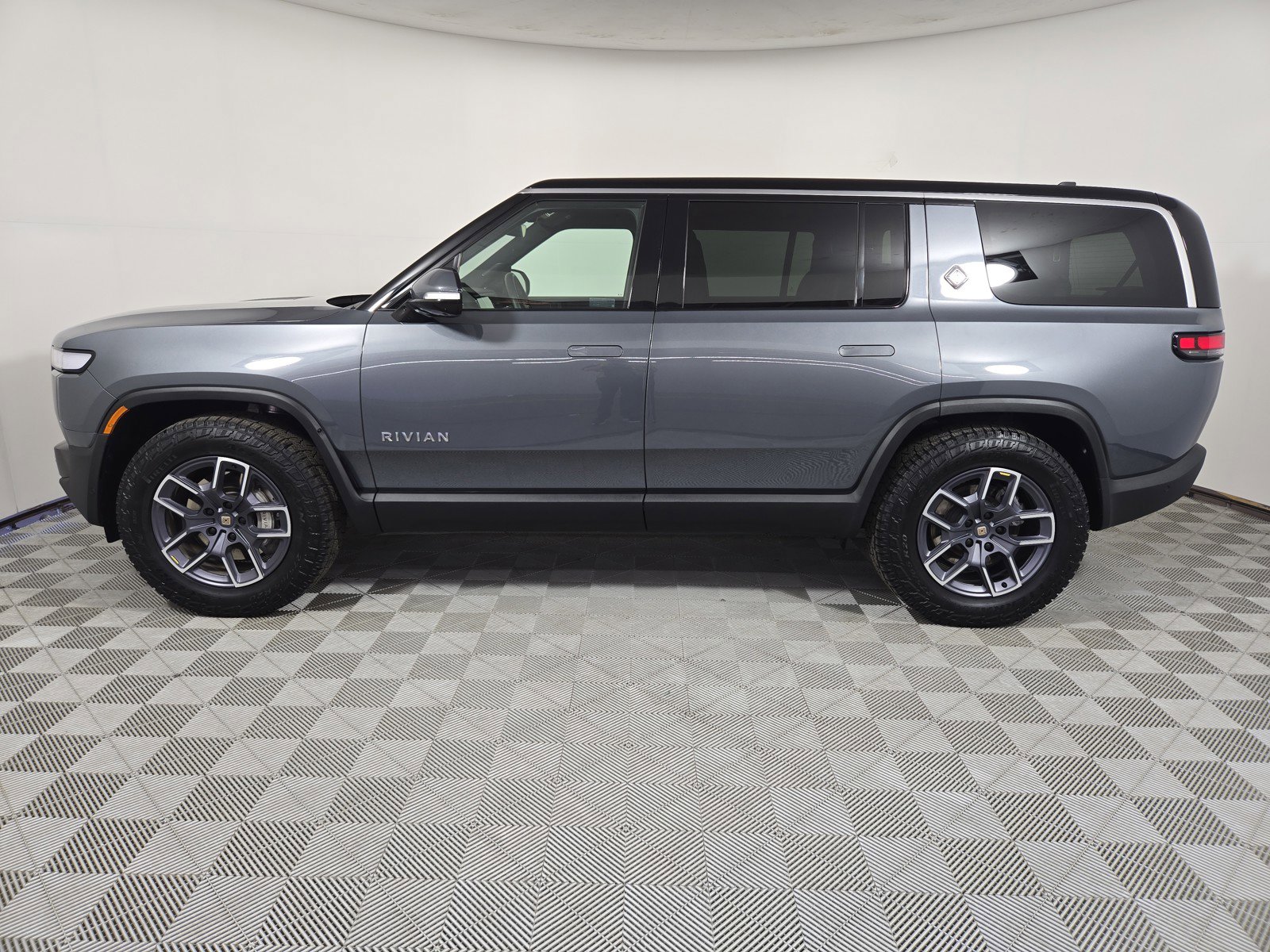 Used 2024 Rivian R1S Adventure AWD/4WD image 2