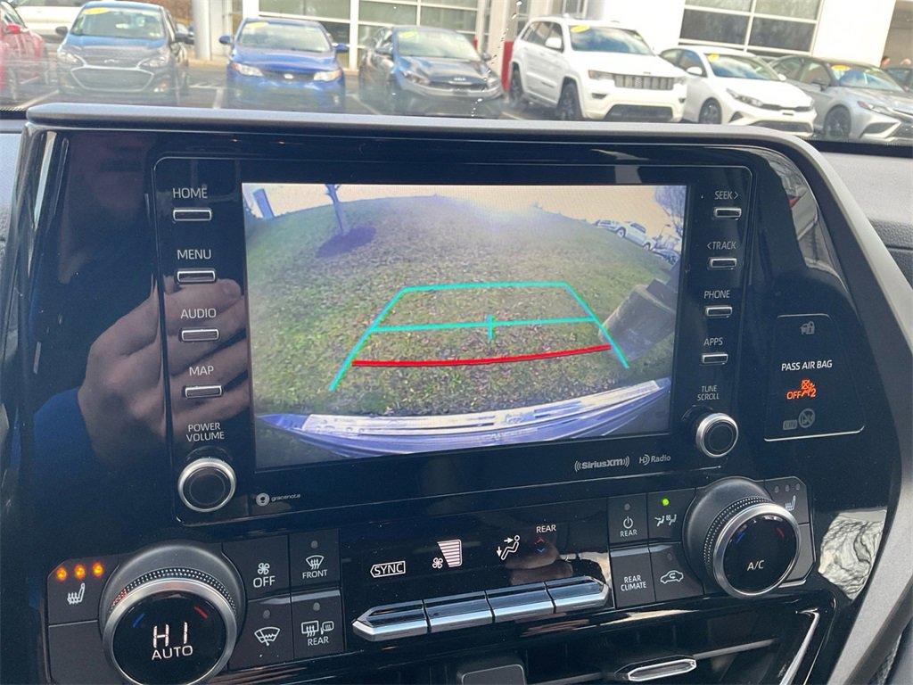 Used 2022 Toyota Highlander XLE image 18